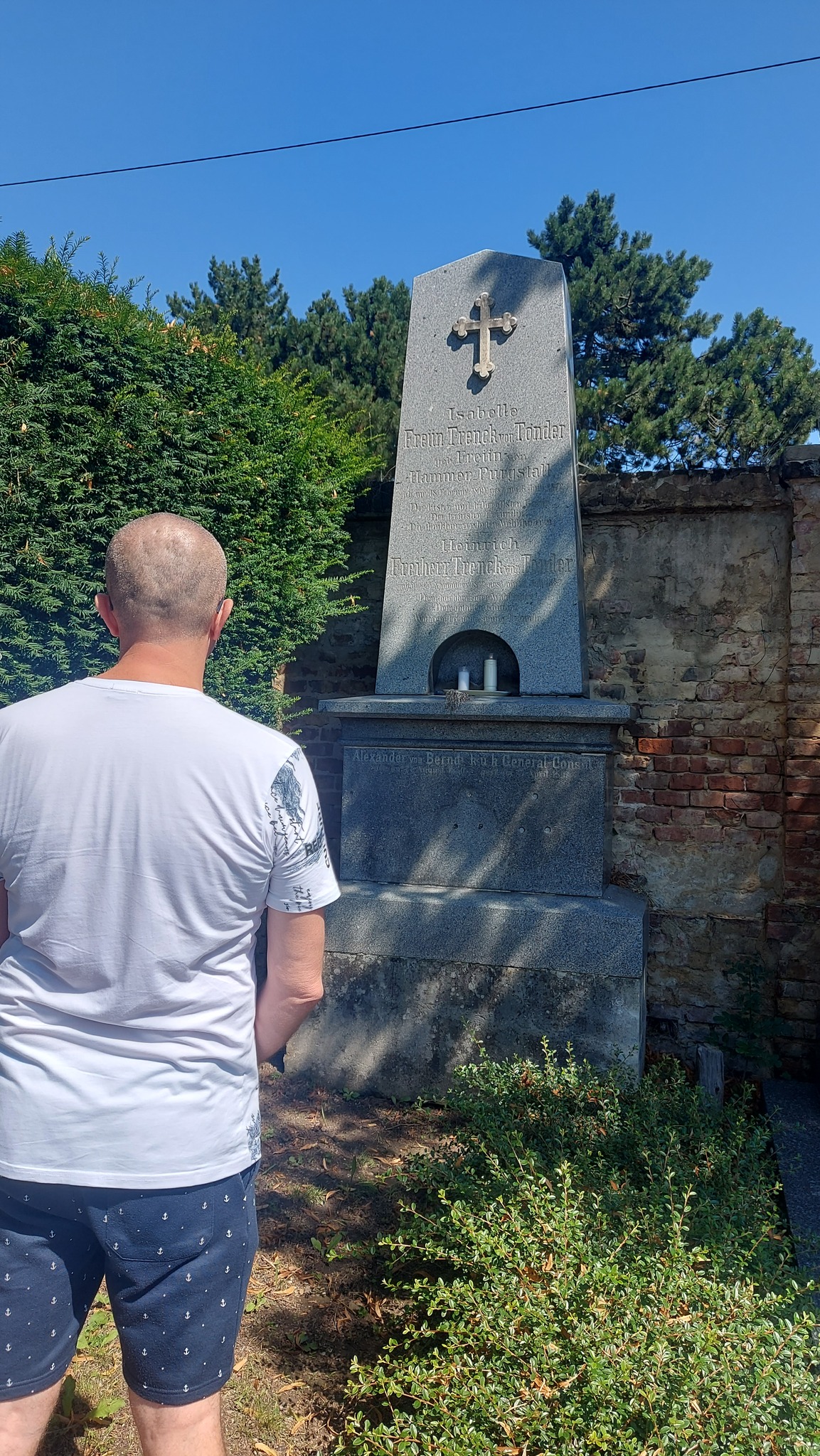 Wojciech Kiełkowski przy grobie Anny von Bernd w Wiedniu